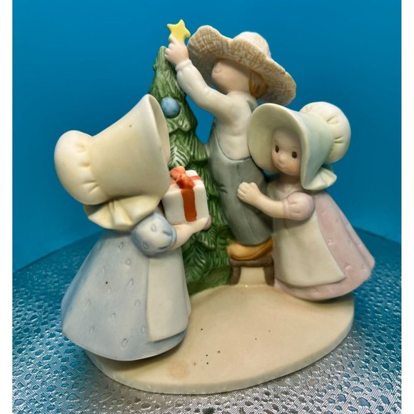 Masterpiece "Circle of Friends" Ceramic Figurine Christmas Religious Vintage 88 - Picture 1 of 8